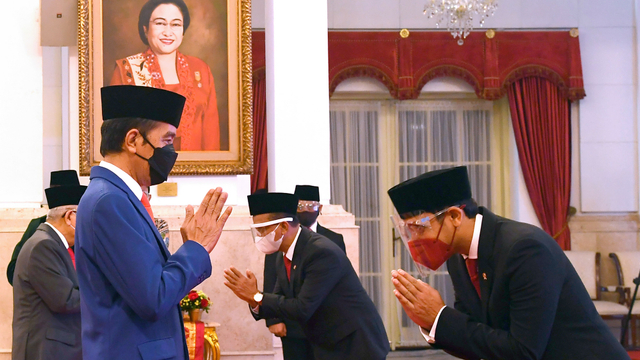 Presiden Joko Widodo (kiri) memberikan ucapan kepada Menteri Pendidikan Kebudayaan Riset dan Teknologi Nadiem Makarim (kanan) dan Menteri Investasi/Kepala BKPM Bahlil Lahadalia (tengah) seusai pelantikannya di Istana Negara, Jakarta, Rabu (28/4). Foto: Rusman/Biro Pers Sekretariat Presiden