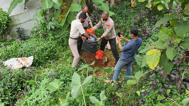 Polisi bongkar makam babi di Depok. Foto: Dok. Istimewa