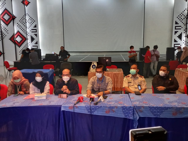 Direktur Utama PT Kimia Farma, Aidil Fadhilah Bulqini (kiri ketiga) saat menyampaikan keterangan pers di Bandara Kualanamu, Deli Serdang. Foto: Rahmat Utomo/kumparan