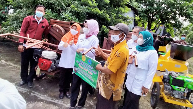 Bupati Brebes, Idza Priyanti menyerahkan bantuan sebanyak 124 alat pertanian diberikan kepada 124 Kelompok Pertanian (Poktan) yang ada di 17 kecamatan se Kabupaten Brebes di Kantor Dinas Pertanian dan Ketahanan Pangan (DPKP) setempat.