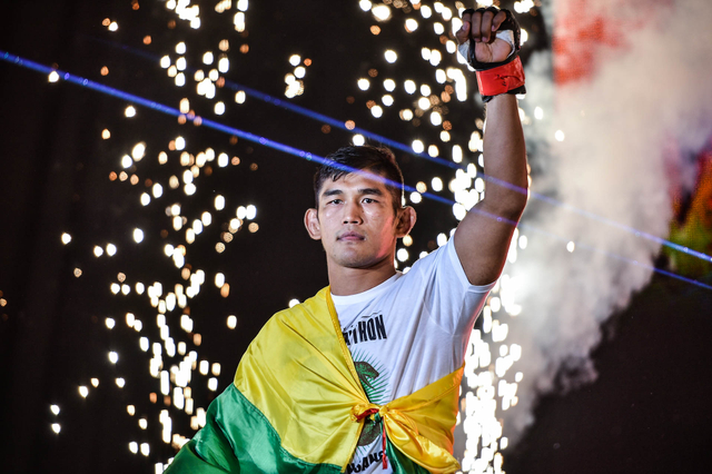 Aung La N Sang membawa bendera Myanmar saat memasuki arena ONE Championship. Photo: ONE Championship