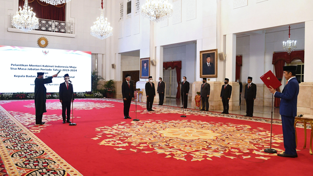 Pelantikan Bahlil Lahadalia sebagai Menteri Investasi/Kepala Badan Koordinasi Penanaman Modal dan Nadiem Makarim sebagai Menteri Pendidikan Kebudayaan Riset dan Teknologi di Istana Negara, Jakarta, Rabu (28/4). Foto: Rusman/Biro Pers Sekretariat Presiden