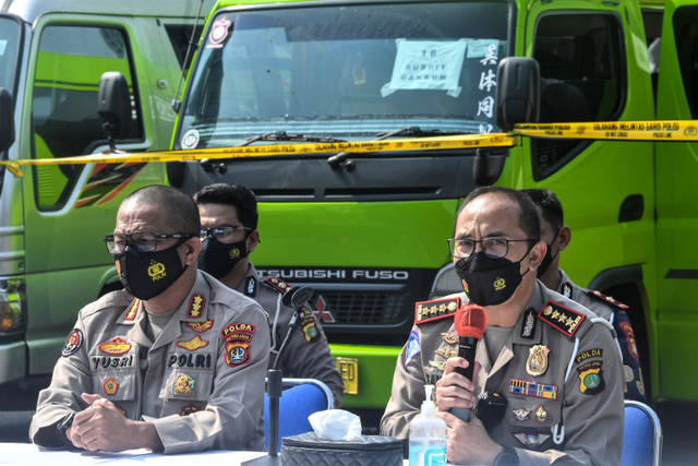 Direktur Lalu Lintas Polda Metro Jaya Kombes Pol Sambodo Purnomo Yogo (kanan) memberikan keterangan kepada wartawan saat pengungkapan penangkapan kendaraan travel gelap di Lapangan Presisi Dit Lantas PMJ, Jakarta, Kamis (29/4).  Foto: Muhammad Adimaja/ANTARA FOTO