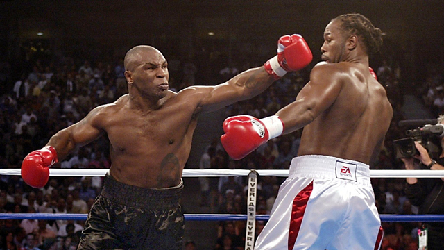 Pertandingan Mike Tyson melawan Lennox Lewis di The Pyramid, Memphis, pada 8 Juni 2002.  Foto: JEFF HAYNES / AFP