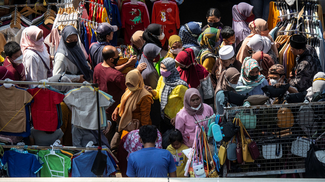 Warga memadati kawasan Jembatan Penyeberangan Multiguna atau Skybridge Tanah Abang di Jakarta, Kamis (29/4/2021). Foto: Aprillio Akbar/ANTARA FOTO