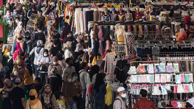 Warga memadati kawasan Jembatan Penyeberangan Multiguna atau Skybridge Tanah Abang di Jakarta, Kamis (29/4/2021). Foto: Aprillio Akbar/ANTARA FOTO
