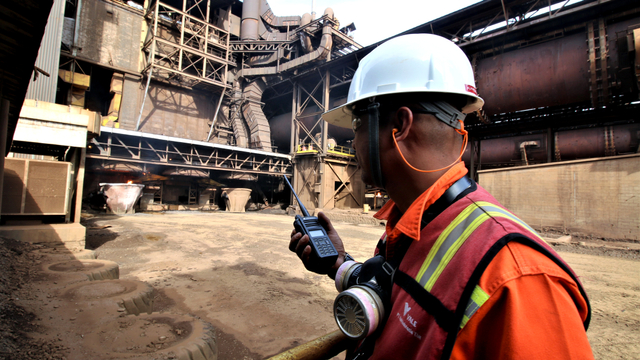 Seorang pekerja di area pertambangan PT. Vale Indonesia di Sorowako, Luwu Timur, Sulawesi Selatan. Foto: Shutter Stock