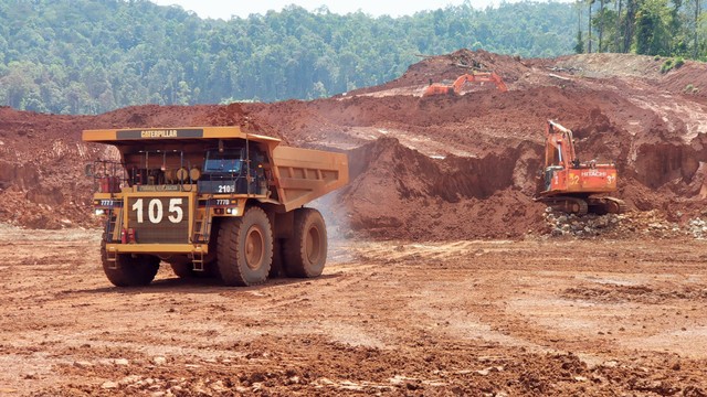 Sebuah dump truck mengangkut material tambang di tambang nikel PT. Vale Indonesia di Sorowako, Luwu Timur, Sulawesi Selatan. .  Foto: Shutter Stock