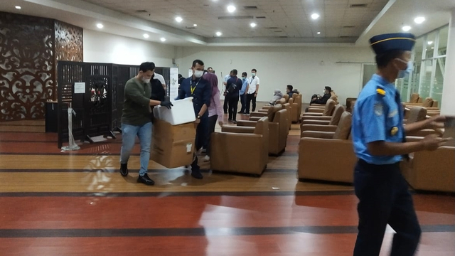 Polda Sumut saat menggerebek pelayanan rapid test antigen di lantai II mezzanine Bandara Kualanamu, Deli Serdang. Foto: Dok. Istimewa
