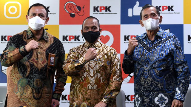 Ketua KPK Firli Bahuri (kiri) bersama Anggota Dewas KPK Indriyanto Seno Adji (tengah), dan Ketua Dewas KPK Tumpak Panggabean saat konferensi pers di Gedung Pusat Edukasi Antikorupsi (ACLC) KPK, Jakarta, Kamis (29/4/2021). Foto: Sigid Kurniawan/ANTARA FOTO