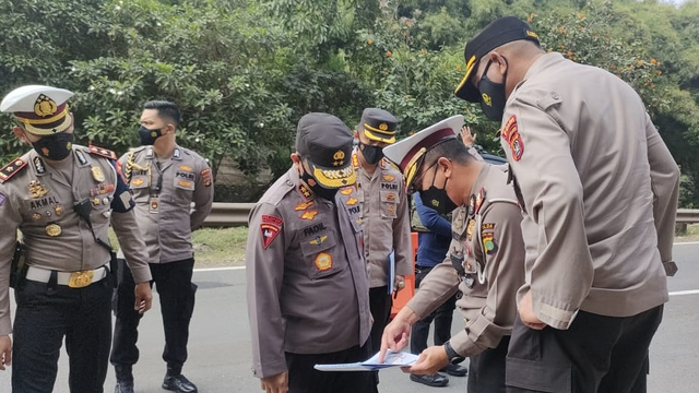 Kapolda Metro Jaya Irjen Pol Fadil Imran saat meninjau lokasi penyekatan larangan mudik. Foto: Dok. Istimewa
