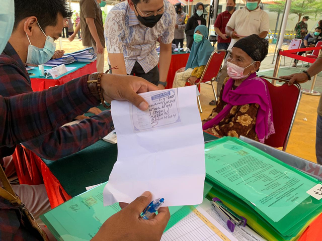 Pertamina mulai membagikan buku tabungan yang akan digunakan sebagai sarana penyampaian biaya perbaikan. Bertempat di kantor Kecamatan Balongan, Pertamina bekerjasama dengan Bank BRI akan memulai tahap pertama pembagiannya kepada warga dari blok Kesambi dan blok Wismajati pada Kamis (29/04/2021). (Tomi Indra)