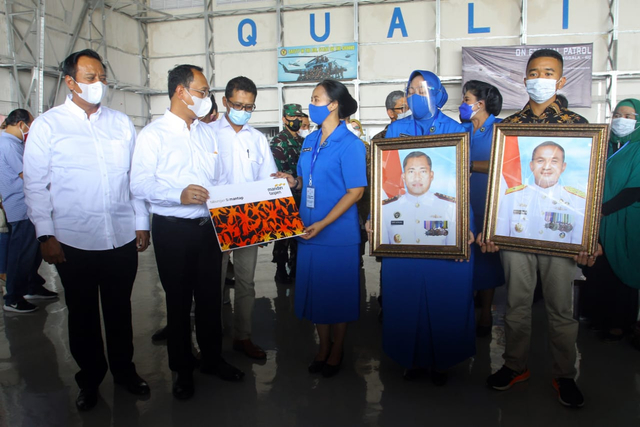 Bank Mantap serahkan santunan asuransi kru KRI Nanggala 402. Foto: Dok Bank Mandiri Taspen