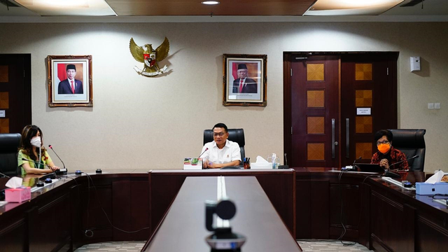 Kepala Staf Kepresidenan Moeldoko saat menerima sejumah talenta seni Indonesia di Gedung Bina Graha Jakarta, Kamis (29/4). Foto: KSP