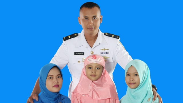 ABK KRI Nanggala-402, Letda Munawir bersama istri dan kedua anaknya.
 Foto: Dok. Istimewa