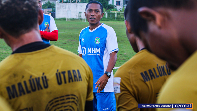 Coach Rahmat Rivai saat memberikan arahan pada para pemain yang berlatih di Lapangan Gelora Kieraha Ternate, 17 April 2021. Mereka antusias untuk kesiapan PON di Papua. Foto: Faris Bobero/cermat