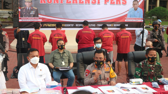 Kapolda Sumatera Utara Irjen Pol Panca Putra saat memaparkan kasus rapid test bekas Kimia Farma di Bandara Kualanamu. Foto: Rahmat Utomo/kumparan