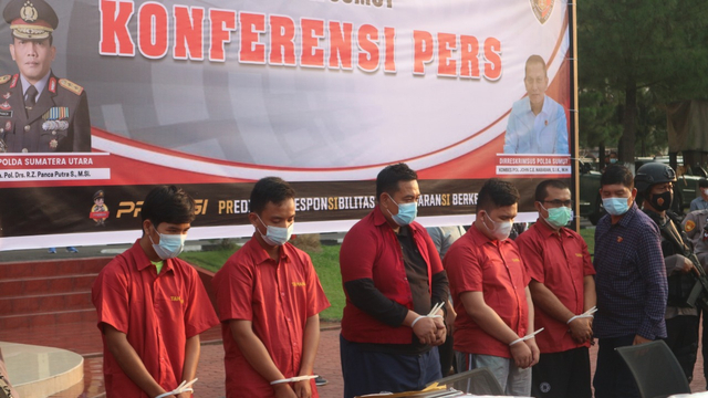 Para tersangka  kasus rapid test bekas antigen Kimia Farma di Bandara Kualanamu. Foto: Rahmat Utomo/kumparan