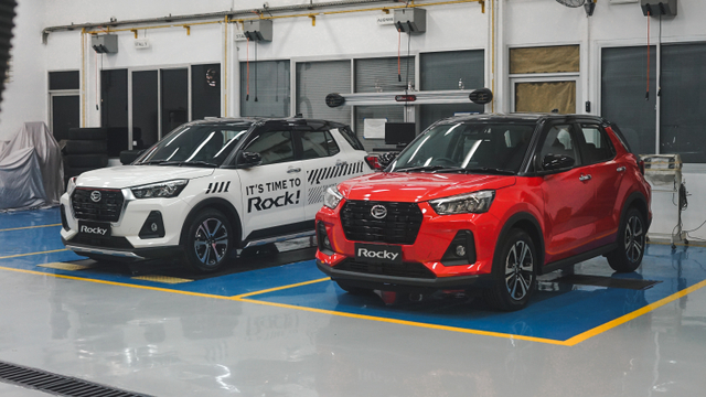 Daihatsu Rocky  ADS (kiri)  dan Daihatsu Rocku ASA (kanan). Foto: Muhammad Ikbal/kumparan