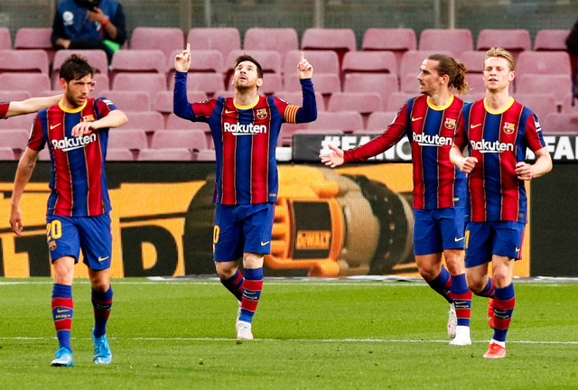 Pemain Barcelona Lionel Messi merayakan gol saat pertandingan La Liga Santander antara FC Barcelona melawan Granada di Camp Nou, Barcelona, Spanyol (29/4). Foto: Albert Gea/REUTERS