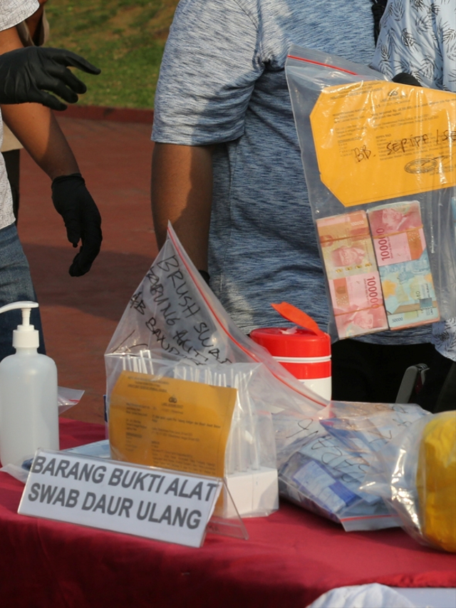 Barang bukti alat swab tes cepat antigen bekas saat rilis kasus di Polda Sumatera Utara, Medan, Sumatera Utara, Kamis (29/4). Foto: Adiva Niki/Antara Foto