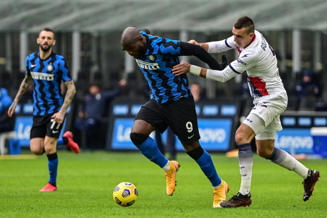 Pemain Inter Milan Romelu Lukaku berebut bola dengan pemain Crotone pada pertandingan Serie A Italia di San Siro, Milan, Italia. Foto: MIGUEL MEDINA/AFP