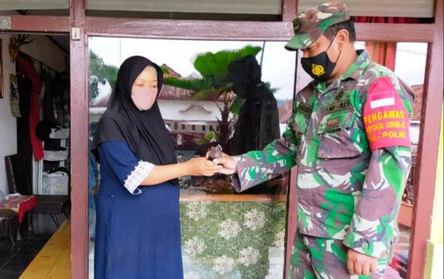 Warga menyerahkan granat nanas ke anggota Koramil Salem.