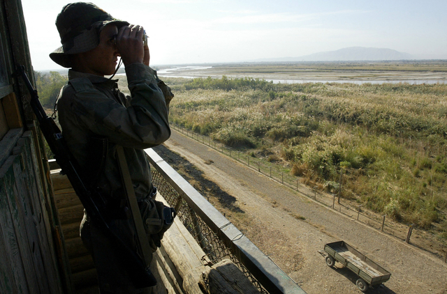 Penjaga perbatasan Tajikistan berpatroli di perbatasan sungai Pyandj di perbatasan Afghanistan tidak jauh dari kota Pyandj sekitar 220 km dari Dushanbe, Tajikistan. Foto: Vyacheslav Oseledko/AFP