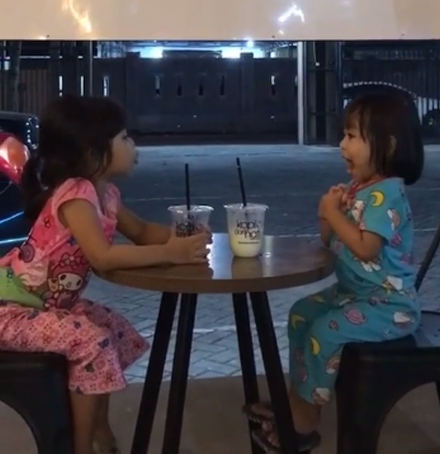 Bocil nongkrong di kafe. (Foto: @silly.punzie/TikTok)