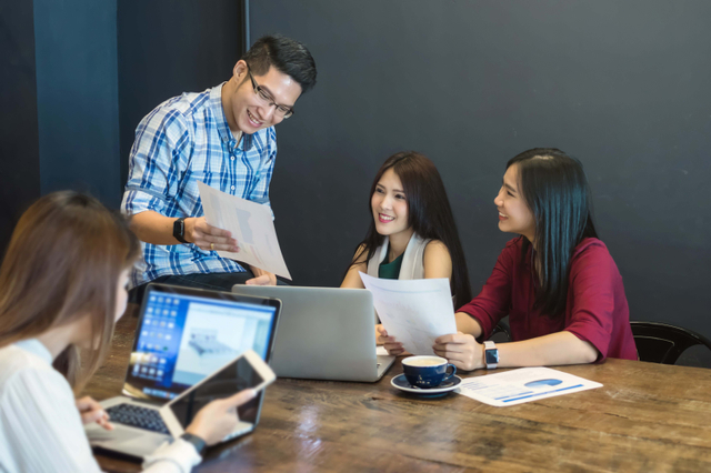 Ilustrasi kerja sambil ngopi. Foto: Shutter Stock