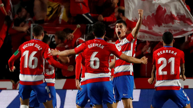 Penggawa Granada melakukan selebrasi usai berhasil mencetak gol. (Foto: REUTERS/Jon Nazca)