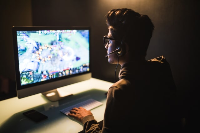 Ilustrasi seseoarang menggunakan emulator android di PC. Foto: Shutterstock