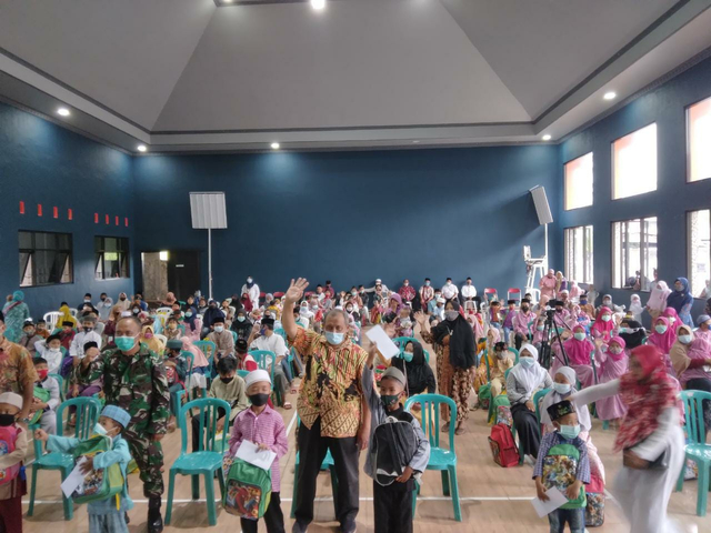 Pemberian santunan berupa uang saku dan tas secara simbolis dari Presiden Komisaris PT ACA Iwan Kurniawan diwakilkan oleh Camat Pakisaji Munuk Hadi Martono. Foto Feni Yusnia.