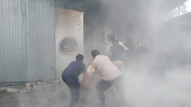 Kebakaran di pabrik briket, di Desa Tempellemahbang, Kecamatan Jepon, Kabupaten Blora, Jumat (30/04/2021) (foto: Istimewa)