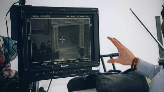 Ilustrasi Produser Film. sumber: unsplash.com