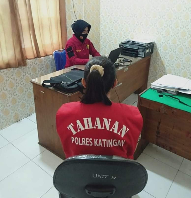 Pelaku penganiyaan anak tiri saat diperiksa oleh polisi. (FOTO: Dokumen Ist).