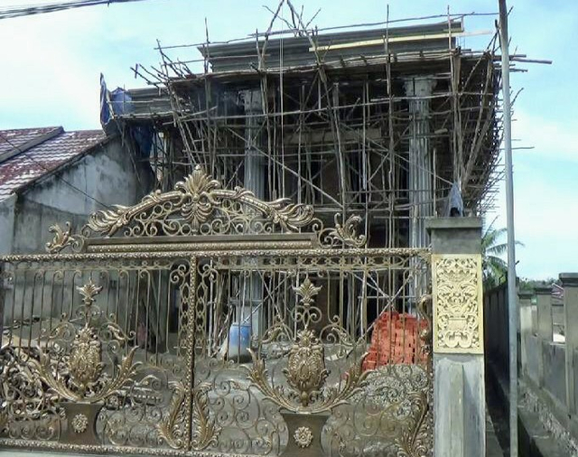 Sebuah rumah mewah milik PM yang tengah dibangun di Kota Lubuklinggau, Sumsel. (foto: istimewa)