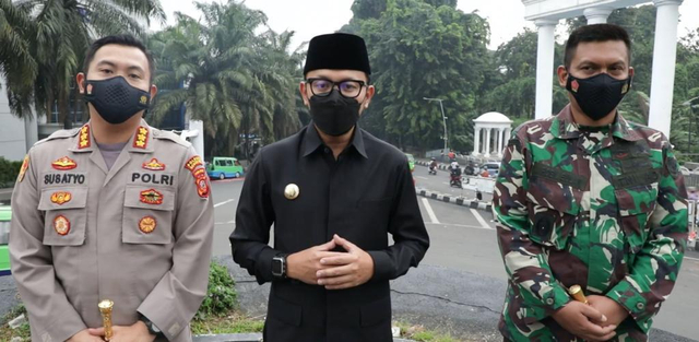 Wali Kota Bogor Bima Arya dan Kapolresta Bogor Kota Kombes Susatyo Purnomo Condro di lokasi check point penyekatan ganjil genap dan larangan mudik di Kota Bogor.  Foto: Pemkot Bogor