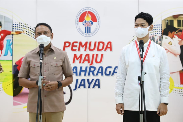 Menteri Pemuda dan Olahraga Republik Indonesia (Menpora RI) Zainudin Amali melakukan rapat dengan Ketua National Olympic Committee (NOC) Raja Sapta Oktohari di kantor Kemenpora, Jumat (30/4) siang. Foto: Putra/kemenpora.go.id