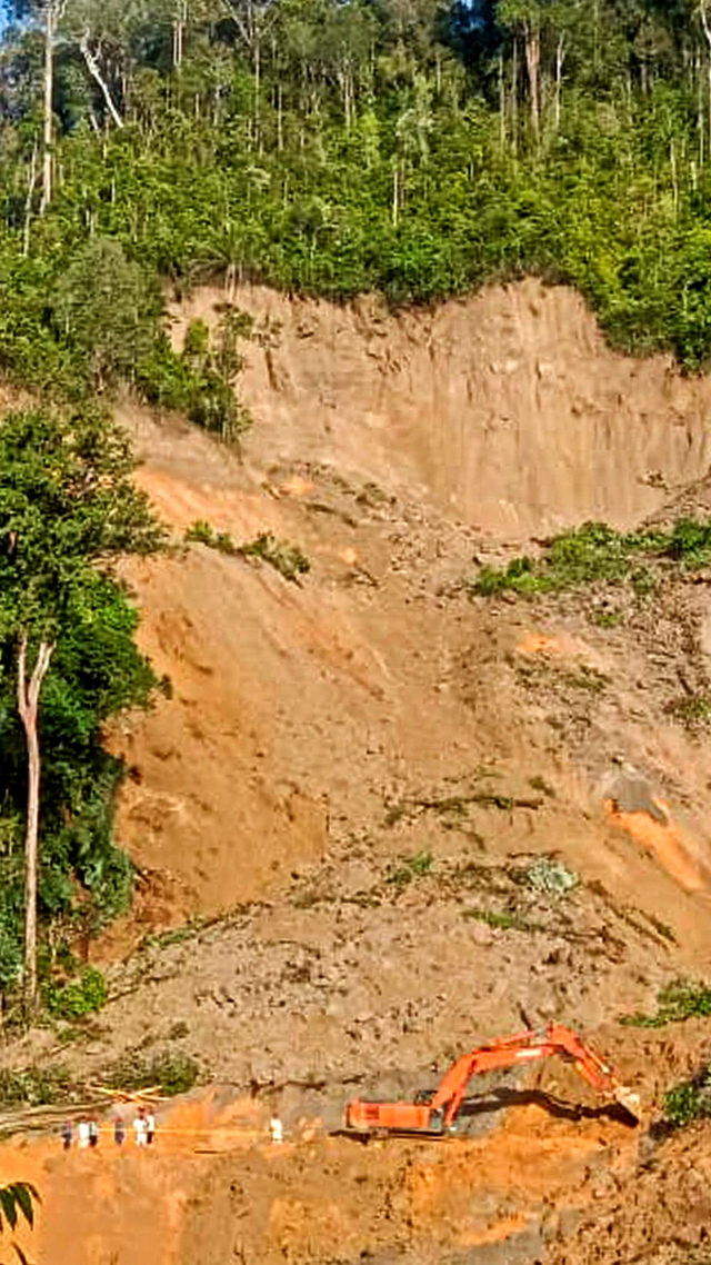 Petugas mengoperasikan alat berat untuk mencari jenazah korban tanah longsor di areal proyek pembangunan Pembangkit Listrik Tenaga Air (PLTA) Batang Toru, Kecamatan Batang Toru, Kabupaten Tapanuli Selatan, Sumatera Utara, Jumat (30/4). Foto: BPBD Tapanuli Selatan/Ho ANTARA