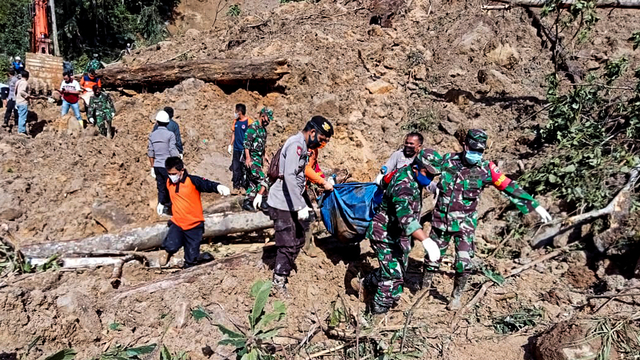 Petugas mengevakuasi jenazah korban tanah longsor di areal proyek pembangunan Pembangkit Listrik Tenaga Air (PLTA) Batang Toru, Sumatera Utara. Foto: BPBD Tapanuli Selatan/Ho ANTARA