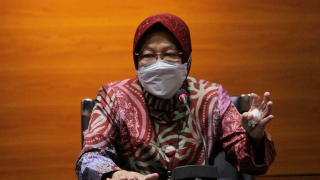Menteri Sosial Tri Rismaharini menyampaikan keterangan kepada wartawan di Gedung Merah Putih KPK, Jakarta, Jumat (30/4/2021). Foto: Reno Esnir/ANTARA FOTO