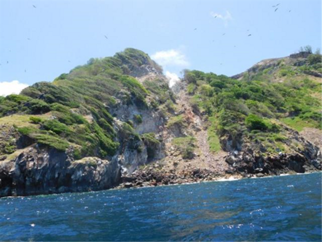 Tumbuhan penghalang angin menyelimuti Pulau Manuk dan kawah aktif Gunung Manuk terletak ditengahnya, 2016 Dok. Space Island 2016