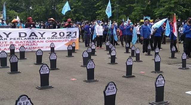 Buruh melakukan aksi demo sambut May Day di Jakarta. Foto: IG @fspmi_kspi