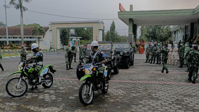 Penghormatan terakhir terhadap Kepala RST Soepraoen, Kolonel CKM dr Trio Tangkas WM SpPD. Foto: Ulul Azmy