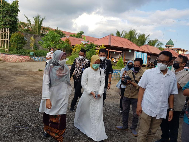 Direktur Bisnis Kurir dan Logistik PT Pos Indonesia (Persero) Siti Choiriana beserta jajaran Pos Indonesia, Wakil Gubernur Provinsi NTB Siti Rohmi Djalillah dan para pejabat lainnya saat peresmian Agen Pos Pesantren di Mataram, NTB, Jumat (30/4/2021) Foto: Pos Indonesia