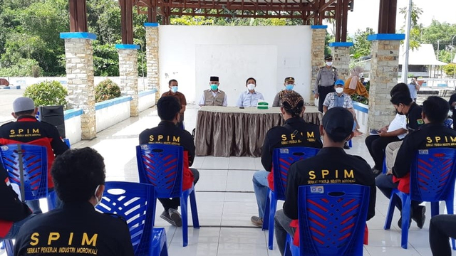 Serikat Pekerja Industri Morowali (SPIM) melakukan dialog dan diskusi dengan Pemerintah Daerah Morowali dalam rangka memperingati Hari Buruh, Sabtu 1 Mei 2021, di Alun-alun Rujab Bupati. Foto: Istimewa