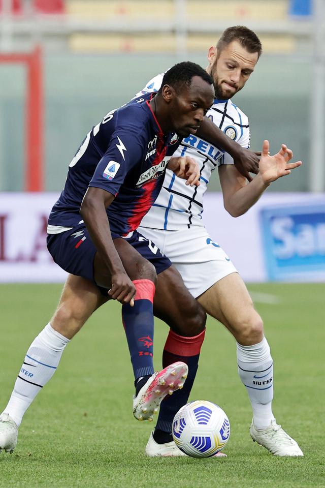 Pertandingan Crotone vs Inter di Stadio Ezio Scida, Crotone, Italia Sabtu (1/5). Foto: Ciro De Luca/REUTERS