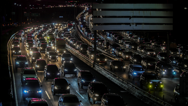 Suasana kendaraan terjebak macet di Jalan Tol Cawang-Grogol, Jakarta, Sabtu (1/5/2021).  Foto: Galih Pradipta/ANTARA FOTO