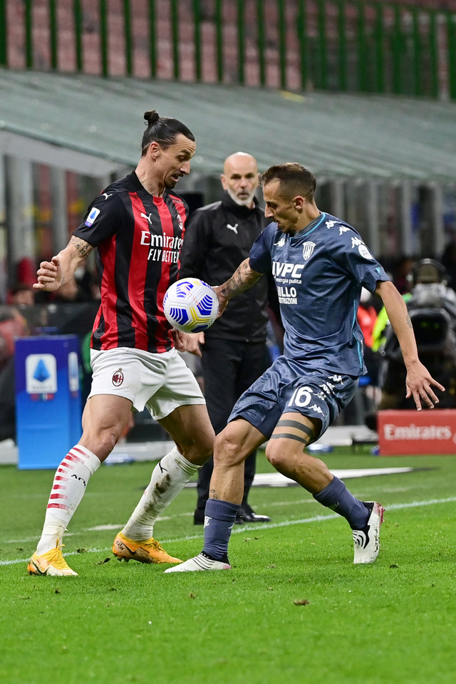 Pemain AC Milan Zlatan Ibrahimovic berusaha melawati hadangan pemain Benevento pada pertandingan lanjutan Serie A Italia di San Siro, Milan, Italia.  Foto: Miguel MEDINA / AFP